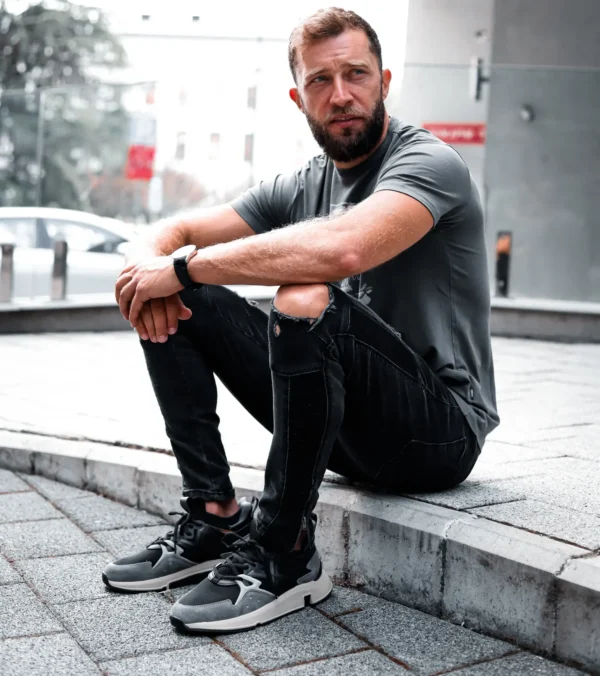 Munich Clik 105 muške patike – lifestyle fotografija sa modelom