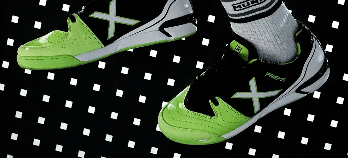 Munich Prisma futsal patike u crno-zelenoj boji na nogama igrača